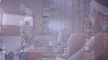 Takım arkadaşları sahada geriliyor ve performans değerlendirmesi için titreşen teknoloji örnekleri alıyorlar. Sporcular, takım çalışması, fitness, yenilik, spor, motivasyon, dijital