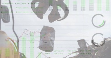 Çöp yığını üzerinde veri işleme resmi. Küresel iş ve dijital arayüz kavramı dijital olarak oluşturulmuş görüntü.