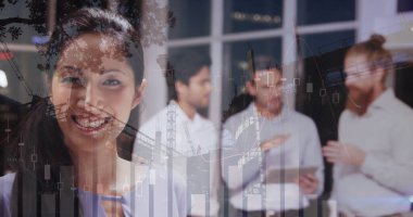 Çeşitli iş adamları üzerinde finansal veri işleme görüntüsü. Küresel iş, finans ve bağlantılar konsepti dijital olarak oluşturulmuş görüntü.