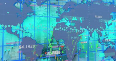 Dünya haritasında mavi arkaplanla veri işlemenin dijital görüntüsü. Küresel ağ ve iş teknolojisi kavramı