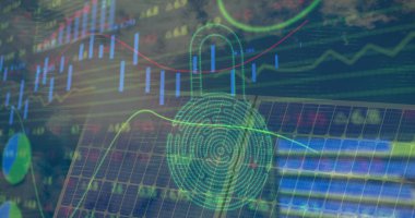 Dijital asma kilit, finansal veriler ve güneş panelleri üzerindeki grafikler. Yeşil enerji, eko güç, finans ve ekonomi kavramı dijital olarak oluşturulmuş görüntü.