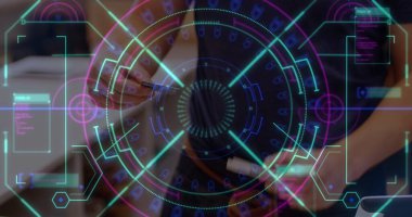 Ödeme terminalini kullanan beyaz insanların elindeki dijital ekran görüntüsü. İş, kablosuz ödemeler, finans ve işlem güvenliği konsepti dijital olarak oluşturuldu.