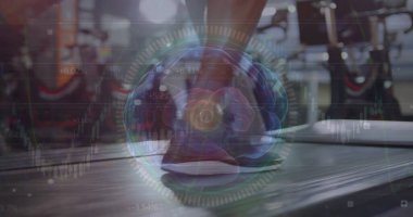 Dijital beyin, koşu bandında koşan bir kadının bacaklarının üstünde. - Evet. spor, aktif yaşam tarzı, spor salonu ve finans konsepti dijital olarak oluşturulmuş imaj.