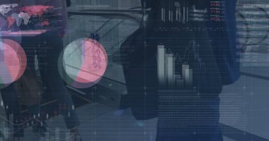 Yürüyen merdivenlere doğru yürüyen iş adamlarının düşük kesiminden alınan grafikler ve finansal veriler. İş, finans, ekonomi ve teknoloji konsepti dijital olarak oluşturulmuş imaj.