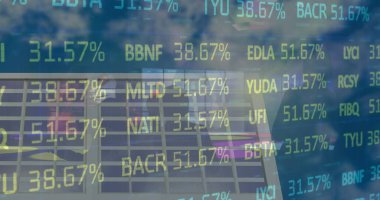 Güneş panelleri üzerinden finansal veri ve grafikler. Yeşil enerji, eko güç, finans ve ekonomi kavramı dijital olarak oluşturulmuş görüntü.