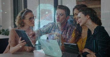 Çeşitli kadın ve erkek iş arkadaşları üzerinde dijital ekranda veri işleme görüntüsü. İş, veri işleme, dijital güvenlik, bağlantılar ve dijital olarak üretilen görüntü konsepti,