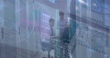 İki Kafkas iş adamının veri işleme görüntüsü. Küresel iş, finans, veri işleme ve dijital arayüz kavramı dijital olarak oluşturuldu.