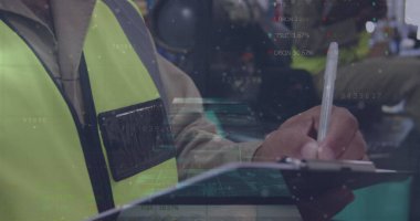 Depodaki çeşitli işçilerin veri işleme görüntüsü. küresel iş ve dijital arayüz kavramı dijital olarak oluşturulmuş görüntü.