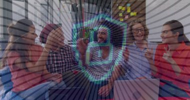 Mutlu kadın ve erkek iş arkadaşlarının üzerinde asma kilit olan dijital kalkan görüntüsü. İş, veri işleme, dijital güvenlik, bağlantılar ve dijital olarak üretilen görüntü konsepti,