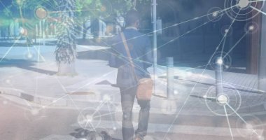 Afro-Amerikan iş adamının yürürken veri işleme görüntüsü. Küresel iş ve dijital arayüz kavramı dijital olarak oluşturulmuş görüntü.