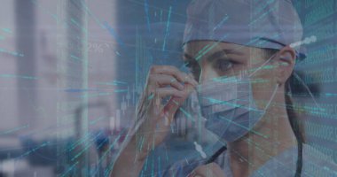 Yüz maskesi olan beyaz kadın bir doktorun veri işleme görüntüsü. Küresel tıp ve dijital arayüz kavramı dijital olarak oluşturulmuş görüntü.