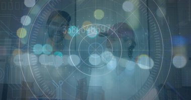 İşlem çemberi ve karanlık uzay üzerindeki bulanık trafik ışıkları görüntüsü. Veri işleme, dijital ekran, ağ güvenliği ve teknoloji konsepti dijital olarak oluşturulmuş görüntü.