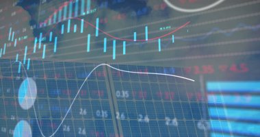 Güneş panelleri üzerinden finansal veri ve grafikler. Yeşil enerji, eko güç, finans ve ekonomi kavramı dijital olarak oluşturulmuş görüntü.