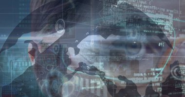 Erkek gözü üzerinden veri işleme görüntüsü. Küresel iş, finans, veri işleme ve dijital arayüz kavramı dijital olarak oluşturuldu.