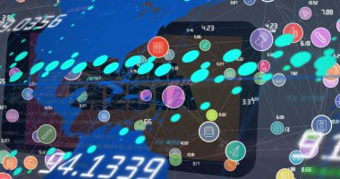 Bağlantı ağı ve dünya haritası üzerinden veri işleme resmi. Küresel bağlantılar, hesaplama ve dijital arayüz konsepti dijital olarak oluşturuldu.