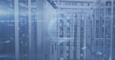 Sunucuların üzerindeki bağlantı ve saat görüntüsü. Ağ, bağlantılar, iletişim, veri işleme ve teknoloji konsepti dijital olarak oluşturuldu.