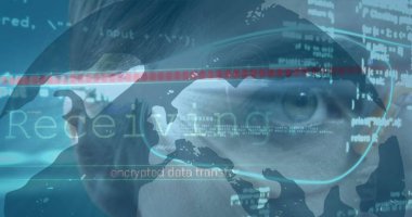 Akıllı telefon kullanan bir kadının veri işleme görüntüsü. Küresel teknoloji, dijital olarak oluşturulan iş ve veri işleme kavramını finanse eder.