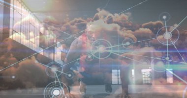 Afrika kökenli Amerikalı bir adamın şınav çekerken bulutlu bir ağ ve gökyüzü görüntüsü. Küresel iş ve dijital arayüz kavramı dijital olarak oluşturulmuş görüntü.