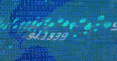 Mavi zemin üzerinde dünya haritası üzerinde veri işleme ve ikili kodlama resmi. Küresel iletişim, iş, veri ve dijital arayüz kavramı dijital olarak oluşturulmuş görüntü.