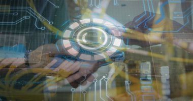 Ödeme terminalini kullanan beyaz insanların ellerinde çember oluşturma görüntüsü. İş, kablosuz ödemeler, finans ve işlem güvenliği konsepti dijital olarak oluşturuldu.