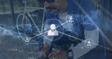 Akıllı telefon kullanan beyaz bir adama karşı gökyüzündeki bulutların üzerindeki profil simgelerinin görüntüsü. Küresel ağ ve bulut depolama teknolojisi kavramı