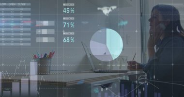 Bilgisayarı kullanarak iş adamının istatistik ve veri işleme görüntüsü. Küresel iş dünyası dijital arayüz teknolojisi ve dijital olarak oluşturulan ağ konsepti.