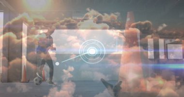 Amerikan futbolu oynayan Afrikalı bir adamın veri işleme görüntüsü. Küresel iş ve dijital arayüz kavramı dijital olarak oluşturulmuş görüntü.