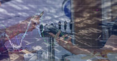 Ödeme terminalini kullanan beyaz insanların elindeki grafiklerin resmi. İş, kablosuz ödemeler, finans ve işlem güvenliği konsepti dijital olarak oluşturuldu.