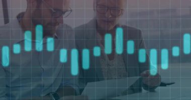 İş arkadaşları rapora notlar yazıyorlar, animasyon mavi çizelgeyi gözden geçirmek için aktifleştiriyorlar. Profesyonel, işbirliği, analitik, veri görselleştirme, ofis, takım çalışması, iş