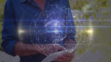 Olgun adam tableti kaldırıyor ve ekranı kaydırıyor, teknoloji için dönen holografik küre yaratıyor. Gelecekçi, yenilikçi, bağlantı, ui, arttırılmış gerçeklik, kullanıcı arayüzü, dijital