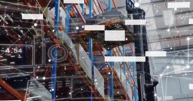 Forklift direği içeri kayıyor, çatalları paletin altına hizalıyor, dijital kaplama kullanarak rafa kaldırıyor. Sanayi, lojistik, otomasyon, depo, teknoloji, depolama, envanter