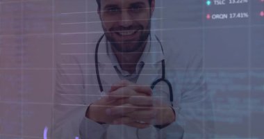 Erkek doktor sağlık verilerini çizgi grafikleri ve göstergelerde kaybolan çizgiler olarak analiz ediyor. Tıbbi, teknoloji, analiz, veri, tanı, dijital, sağlık