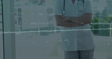 Cam pencerede görünen dijital dalga biçimi klinisyen katlanan kollara gülümsüyor. Tıbbi, sağlık, profesyonel, modern, klinik, analitik, iyimser