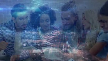 Teknoloji sunumu için ağ grafiği olarak tablet tıkırdatma cihazlarını geçen meslektaşlar. İşbirliği, takım çalışması, dijital bağlantı, modern ofis, yenilik, iletişim, yüksek teknoloji