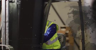 Forklift operatörü, kumandayı ayarlamak ve dünya haritası eşleşmesiyle depoyu değerlendirmek için joystick 'e ulaşıyor. Sanayi, lojistik, otomasyon, güvenlik, dijital, depo, imalat