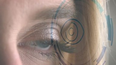 Kapalı gözlerle başlayan solmuş HUD halkaları, dönen açık kapak, kod kaydırma tamamlayıcı tarama. Futuristik, biyometrik, teknoloji, veri, dijital arayüz, yenilik