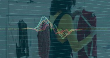 Moda tasarımcısı pembemsi kırmızı ceketi fark ediyor. Stüdyodaki kumaşı inceliyor. Paltoları düzleştiriyor. Giysiler, stilistler, minimalist, yaratıcı, lüks, işçilik, çalışma alanı