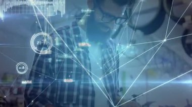 Bisiklet atölyesinde teknisyen tıkırtısı tableti, holografik kaplama canlı analitik haritası. Teknoloji, yenilik, analitik, akıllı, dijital, modern, endüstriyel