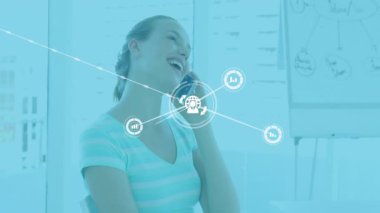 İş kadını elinde akıllı telefon tutuyor, ağ görüntülerini etkinleştiriyor ve teknoloji tanıtımı için ekranı dinliyor. Profesyonel, iletişim, bağlantı, yenilik, teknoloji, çalışma alanı, dijital