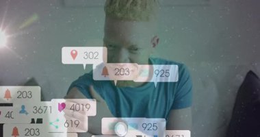 Adam el ele verip gülümsüyor, sosyal medya bildirimlerinin dışa doğru çoğalmasına neden oluyor. Teknoloji, katılım, ağ, dijital, iletişim, bağlantı, sosyal