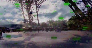 Dijital arıza, Eyfel Kulesi 'nin üzerinde çağlayan ikili rakamlara neden oluyor ve veri örtüsünü ortaya çıkarıyor. Mimari, kentsel çevre, teknoloji, fütüristik, veri görselleştirme, açık hava, kültürel simgeler