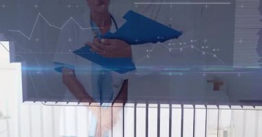 Tıbbi inceleme sırasında bar tablosu yükseliyor, doktor panoyu alıyor, hemşire çizelge olarak yazıyor. Sağlık, işbirliği, analitik, teşhis, profesyonel, gösterge paneli, veri görselleştirmesi