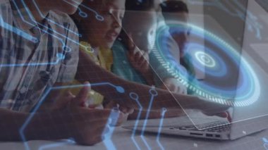 Öğrencilere rehberlik eden bilgisayar tuşları aktif öğrenme için holografik halkaları etkinleştiriyor. Eğitim, sapma, etkileşimli, geleceksel, işbirlikçi, yenilikçi, dijital