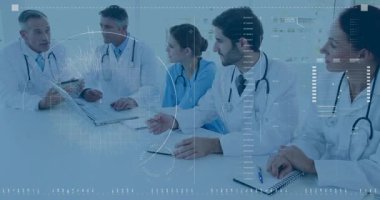 Kıdemli doktor hasta verilerini gösterirken ekip HUD görüntülerini inceliyor. Tıbbi, takım çalışması, işbirlikçi, veri analizi, profesyonel, sağlık, dijital