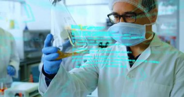 Laboratuar bilimcisi kehribar sıvısının berraklığını karşılaştırmak için cam kaplamayı etkinleştiriyor. Araştırma, yenilik, teknoloji, analitik, kesinlik, deney, kimya