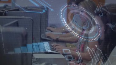 Teknik ekip, holografik HUD oluşumunu başlatan masalarda yazı yazıyor ve veri içgörüsü için grafikler yükseliyor. Futuristik, işbirliği, yenilik, dijital, teknoloji, çalışma alanı, veri görselleştirme