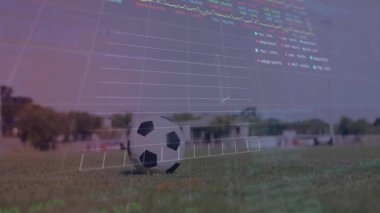 Kadın futbolcu çerçeveye girip topa vururken, spor teknolojisi şebekesi yüzdeleri güncelliyor. Spor analitiği, performans ölçümü, biyomekanik, hareket takip, dijital görselleştirme, atletik eğitim, algoritmik veri