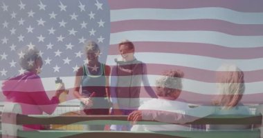 Kadın fitness eğitmenleri bankın önünden koşuyor ve su şişeleri sunarken yaşlı kadınları selamlıyorlar. Fitness, yoldaşlık, sağlık, açık hava, günlük yaşam tarzı, arkadaşlık.