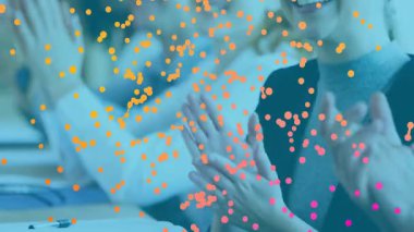 Üç profesyonel sunumu alkışlıyor. Mor ağ oluşturan renkli parçacıklar. İşbirliği, takım çalışması, yenilik, dijital, bağlantı, ağ oluşturma, şirket