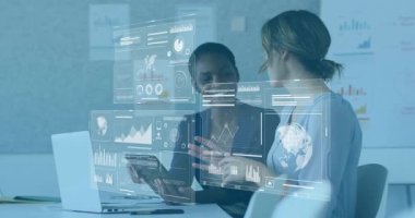 İş analistleri tabletleri manipüle ediyor, hologram gösterge tabloları ve çizelgeleri yansıtıyor ve analiz ediyor. İşbirliği, teknoloji, veri, yenilik, profesyonellik, modern ve gelecekçilik